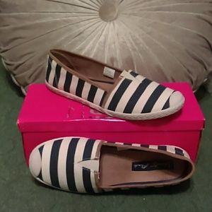 Celebrity Pink, Dara Flats